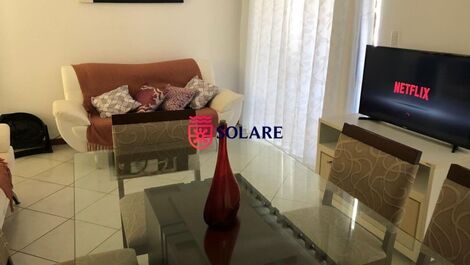 Apartamento de 3 dormitorios en urbanización cerrada con piscina y aire acondicionado.