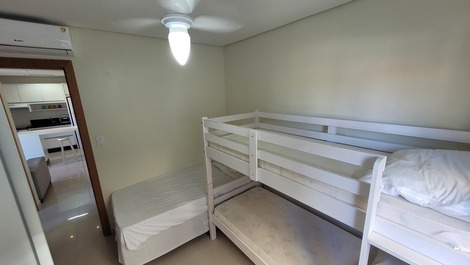 Apartamento 02 dormitórios c/ internet,ar condicionado e churrasqueira