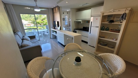 Apartamento 02 dormitórios c/ internet,ar condicionado e churrasqueira