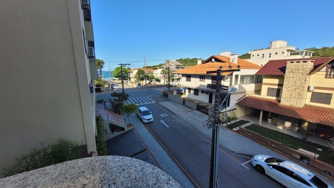 Apartamento 02 dormitórios c/ internet,ar condicionado e churrasqueira