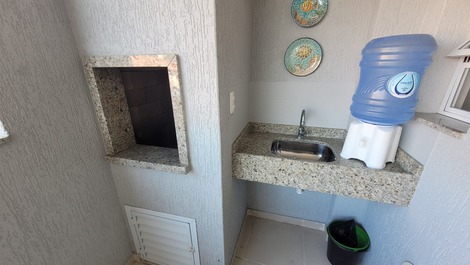 Apartamento 02 dormitórios c/ internet,ar condicionado e churrasqueira