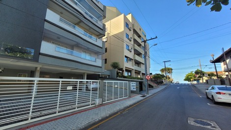 Apartamento 02 dormitórios c/ internet,ar condicionado e churrasqueira