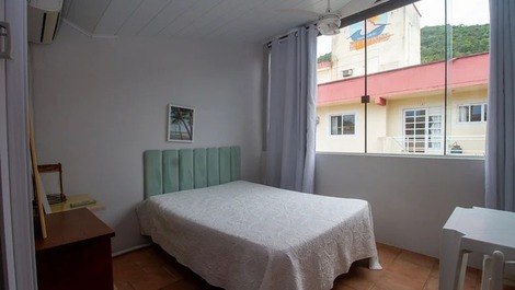 Triplex a poucos metros do mar para 8 pessoas