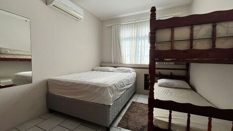 Apartamento com 2 dormitórios 50m da praia de Bombas para 6 pessoas