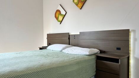 Apartamento com 2 dormitórios 50m da praia de Bombas para 6 pessoas