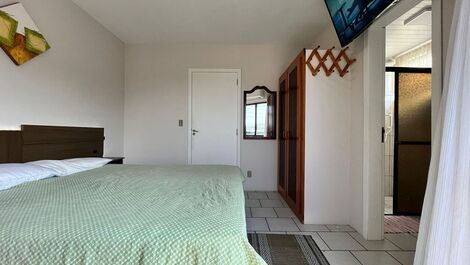 Apartamento com 2 dormitórios 50m da praia de Bombas para 6 pessoas