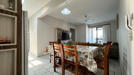 Apartamento com 2 dormitórios 50m da praia de Bombas para 6 pessoas