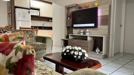 Apartamento com 2 dormitórios 50m da praia de Bombas para 6 pessoas