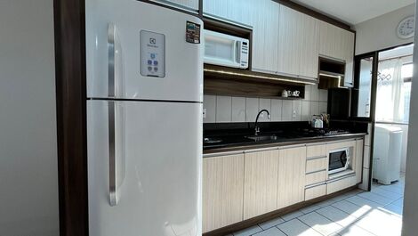 Apartamento com 2 dormitórios 50m da praia de Bombas para 6 pessoas