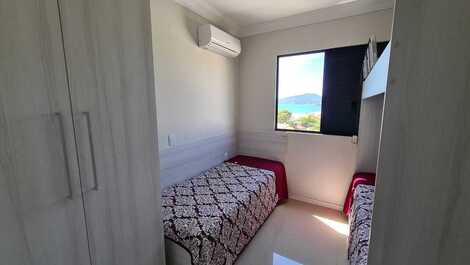 Cobertura 3 dormitórios 50M da praia de Bombas para 8 pessoas