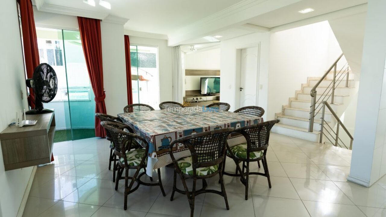 Casa para aluguel de temporada em Governador Celso Ramos (Praia de Palmas)