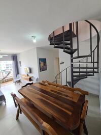 Ático de 4 dormitorios con piscina privada en Enseada