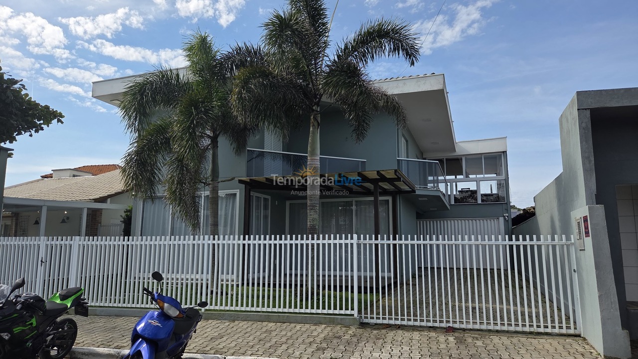 House for vacation rental in Bombinhas (Praia de Zimbros)