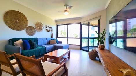 Sala de estar com vista ao jardim e mar