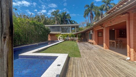 Spacious House Gourmet Area, Swimming Pool, Football Field and Large Garden