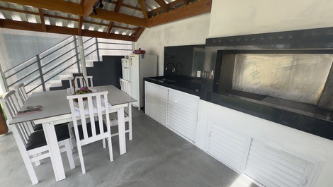 Apartamentos no centro de Bombinhas para até 5 pessoas