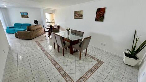 Espaçoso apartamento Frente Mar em Meia Praia - Itapema