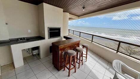 Espaçoso apartamento Frente Mar em Meia Praia - Itapema