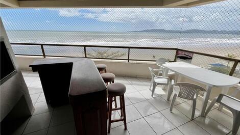 Espaçoso apartamento Frente Mar em Meia Praia - Itapema