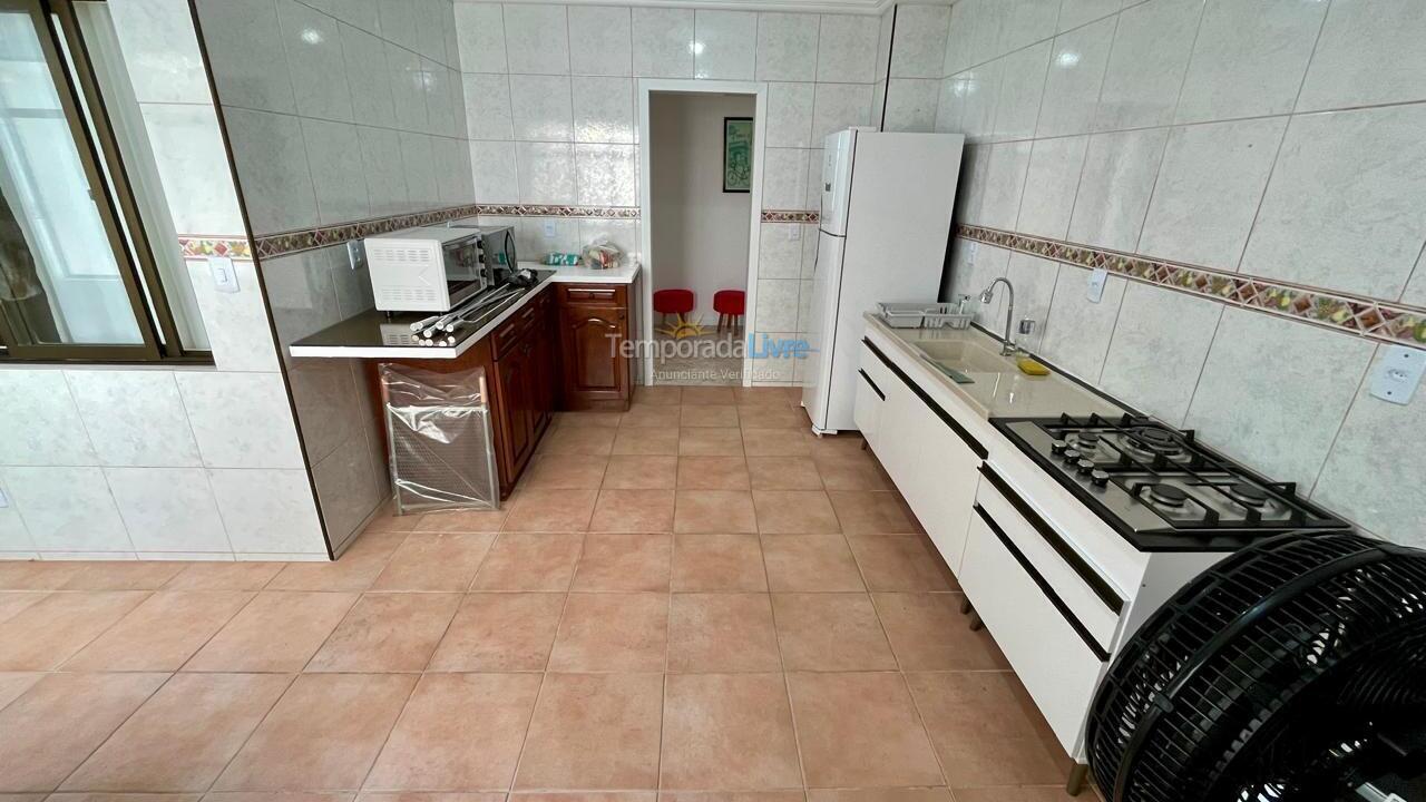 Apartamento para aluguel de temporada em Itapema (Meia Praia)