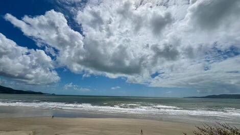 Espaçoso apartamento Frente Mar em Meia Praia - Itapema