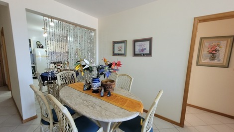 Apartamento 3 dormitórios com vista mar para 8 pessoas