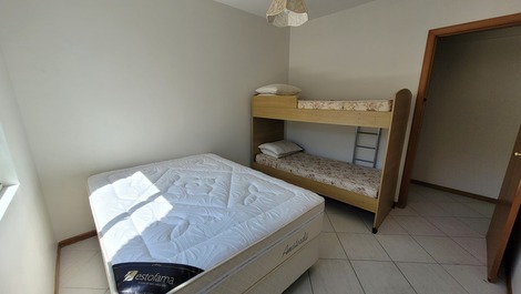 Apartamento 3 dormitórios com vista mar para 8 pessoas