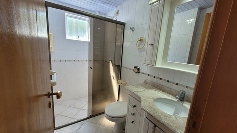 Apartamento 3 dormitórios com vista mar para 8 pessoas