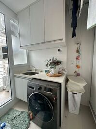 SEASON - APARTMENT WITH 3 SUITES IN THE CENTER OF BALNEARIO CAMBORIU