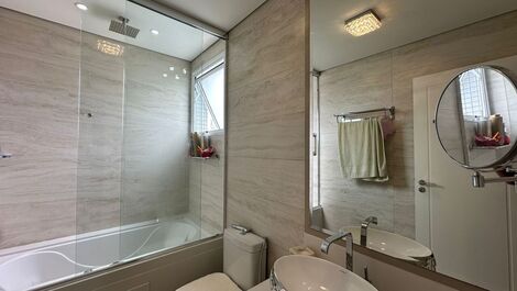 SEASON - APARTMENT WITH 3 SUITES IN THE CENTER OF BALNEARIO CAMBORIU