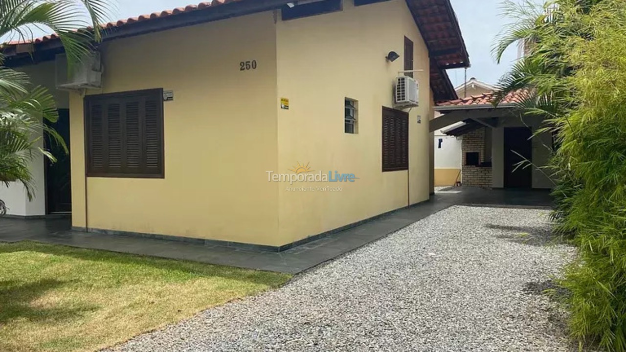 Casa para alquiler de vacaciones em Bombinhas (Praia de Bombas)