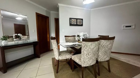 Apartamento com 3 dormitórios climatizados em Bombas para 8 pessoas