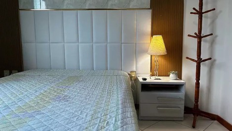 Apartamento com 3 dormitórios climatizados em Bombas para 8 pessoas