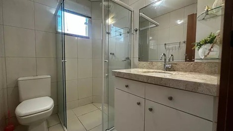 Apartamento com 3 dormitórios climatizados em Bombas para 8 pessoas