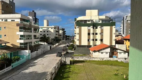 Apartamento com 3 dormitórios climatizados em Bombas para 8 pessoas