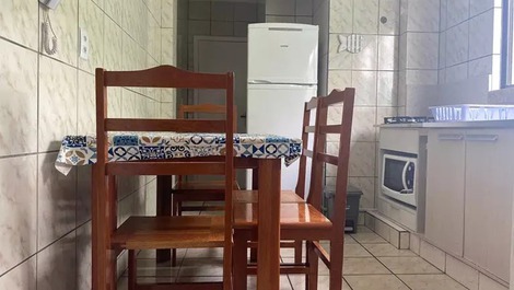 Apartamento de 02 dorm. á 50 m da praia de Bombas para 5 pessoas