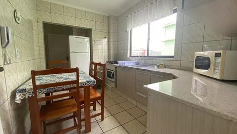 Apartamento de 02 dorm. á 50 m da praia de Bombas para 5 pessoas