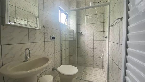 Apartamento de 02 dorm. á 50 m da praia de Bombas para 5 pessoas