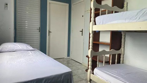 Apartamento de 02 dorm. á 50 m da praia de Bombas para 5 pessoas