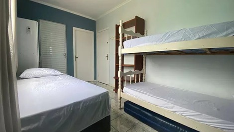 Apartamento de 02 dorm. á 50 m da praia de Bombas para 5 pessoas