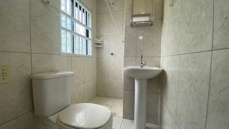 Apartamento de 02 dorm. á 50 m da praia de Bombas para 5 pessoas