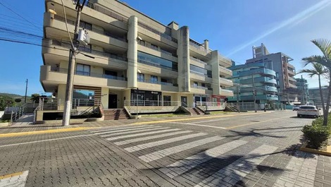 Apartamento de 02 dorm. á 50 m da praia de Bombas para 5 pessoas