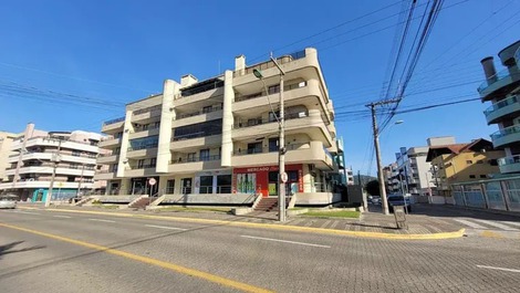 Apartamento de 02 dorm. á 50 m da praia de Bombas para 5 pessoas