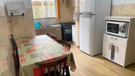 Casa para até 25 pessoas no centro de Bombinhas, a 120m da praia