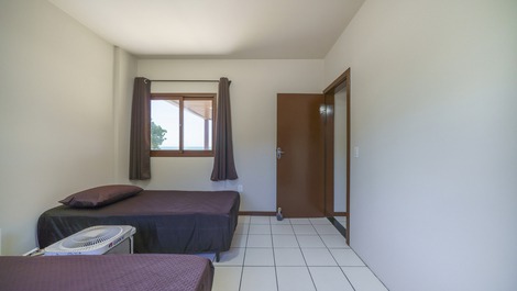 CASA JUNTO AL MAR EN EL CENTRO DE BOMBINHAS