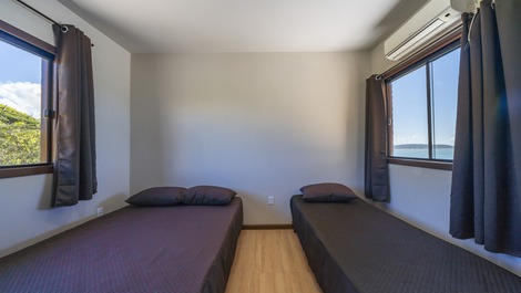 CASA JUNTO AL MAR EN EL CENTRO DE BOMBINHAS