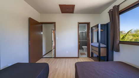 CASA JUNTO AL MAR EN EL CENTRO DE BOMBINHAS