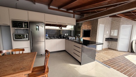 Cozinha com churrasqueira + 2 banheiros