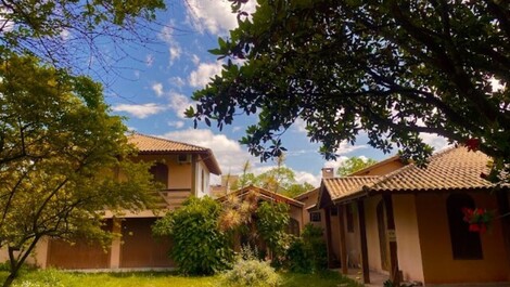 Spacious house with 4 suites 300m from Campeche Beach – Florianópolis