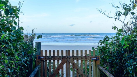 WONDERFUL house, foot in the sand, 5 bedrooms, pool, gourmet area